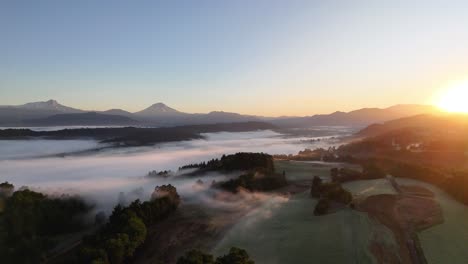 Un-Paisaje-Montañoso-Chileno-Temprano-En-La-Mañana-Con-Un-Hermoso-Amanecer-En-El-Horizonte