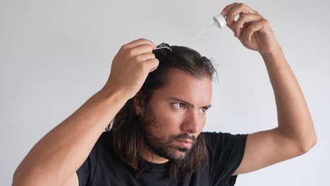 Hombre-Usando-Pelo-Rizado-En-Su-Cuero-Cabelludo-Para-Prevenir-La-Calvicie,-Cuero-Cabelludo