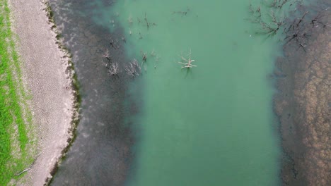 Malerische-Vogelperspektive-Auf-Das-Klare,-Ruhige-Wasser-Des-Canyon-Lake-In-Texas