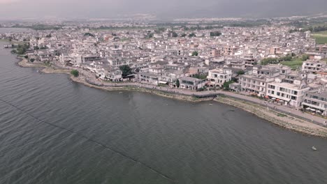 The-aerial-footage-pans-around-the-S-Curve-along-the-western-coast-of-Erhai-Lake-in-Dali,-Yunnan-Province-in-China