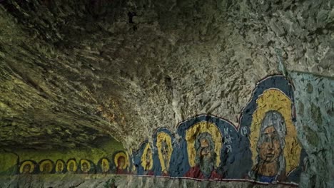 Murales-Pintados-De-Iconos-Religiosos,-Gruta-De-La-Cueva-De-San-Jorge,-Zlatna-Panega.