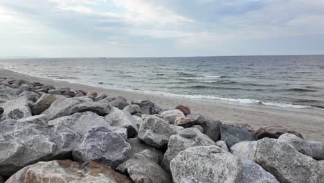 Playa-De-Arena-Con-Un-Rompeolas-De-Piedra