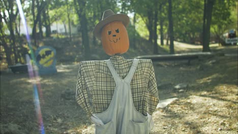 Espantapájaros-De-Calabaza-En-El-Huerto-De-Calabazas-De-Halloween