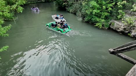 Actividad-De-Aventura-Y-Diversión-Familiar-En-Hidropedal-A-Lo-Largo-Del-Pintoresco-Río-Zlatna-Panega