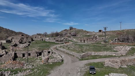 Karaman-Üçkuyu-Dorf-Historische-Ruinen-Drohnenansicht,-Altes-Steingebäude