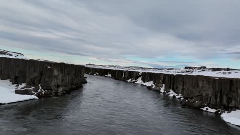 Increíble-Vista-Aérea-Que-Simula-Un-FPV-Sobre-La-Cascada-Selfoss,-Capturando-La-Belleza-Natural-De-Islandia-Desde-Un-ángulo-único.