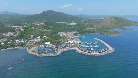 Puerto-Deportivo-De-Lujo-Frente-A-Una-Isla-Tropical-Durante-El-Día-Soleado