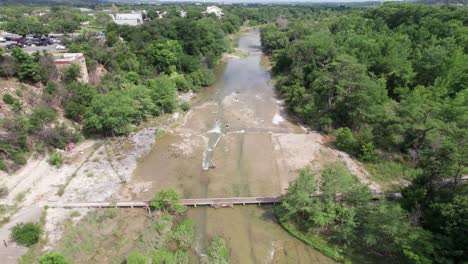 Statisches-Luftbildvideo-Von-Menschen-Im-Guadalupe-River-In-Kerrville,-Texas