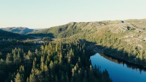 Lago-Mjovatnet-Rodeado-De-Densos-Bosques-Y-Montañas-Rocosas-En-Indre-Fosen,-Noruega