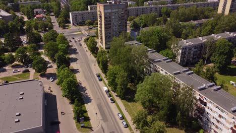 Vista-Aérea-De-Una-Zona-Residencial-Con-Caminos-Y-árboles-En-Riga,-Letonia.