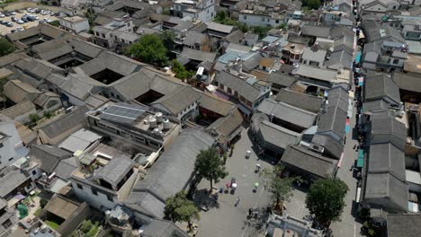 Drone-reveal-footage-of-a-sunny-day-in-Xi-Zhou-Ancient-City-in-Dali,-Yunnan-Province,-China