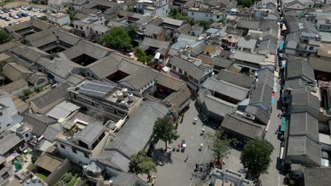 Un-Dron-Revela-Imágenes-De-Un-Día-Soleado-En-La-Antigua-Ciudad-De-Xi-Zhou-En-Dali,-Provincia-De-Yunnan,-China.