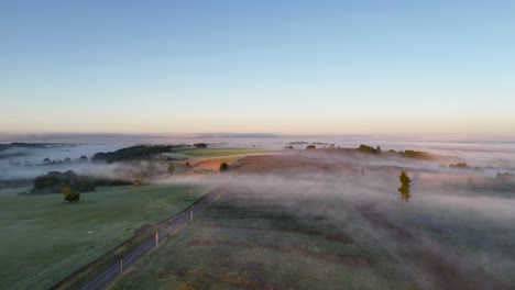 Toma-Aérea-Panorámica-Sobre-Un-Paisaje-Rural-En-El-Rocío-De-La-Mañana.