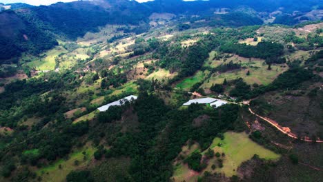 Toma-De-Tiempo-De-Bosques-Salvajes-En-Colinas-Con-Luz-Solar-Cubierta-Por-El-Movimiento-De-Las-Nubes