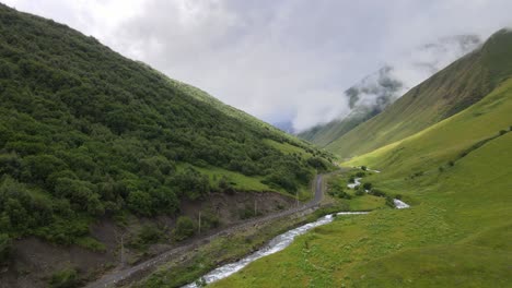 Toma-Aérea-Del-Río-Y-La-Carretera-Valle-Montañas-Nube-Niebla