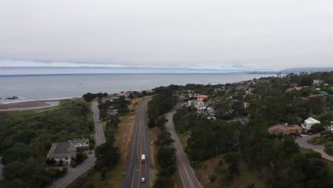 Aerial-descending-close-up-shot-of-charming-Cambria-Village-on-the-Central-Coast-of-California