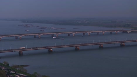 Vía-Fluvial-Holandesa,-Transporte-De-Tráfico-De-Automóviles,-Escena-Nocturna-Oscura