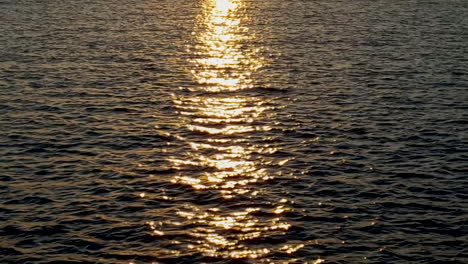 Un-Rayo-Dorado-De-Luz-Solar-Reflejándose-En-Las-Tranquilas-Aguas-Del-Océano