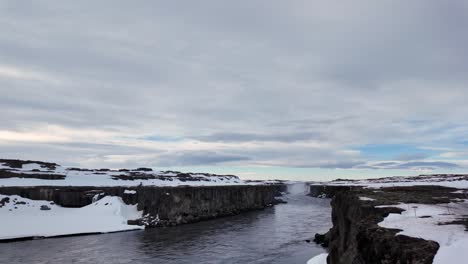 Impresionante-Vista-Que-Muestra-La-Poderosa-Cascada-De-Selfoss-Frente-A-La-Espectacular-Belleza-Natural-De-Islandia.