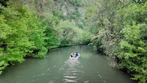 Touristische-Familie-Paddelt-Gemütlich-Im-Tretboot-Auf-Dem-Malerischen-Fluss