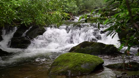 Mini-Cascada-En-Montañas-Humeantes