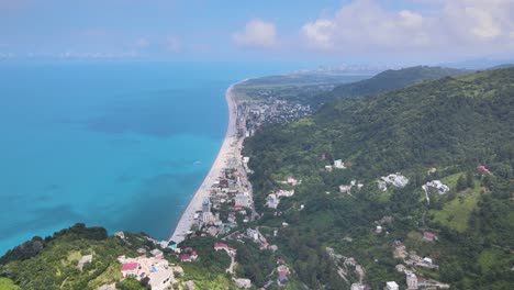 Una-Vista-Aérea-De-Una-Ciudad-Costera-Con-Un-Impresionante-Mar-Azul-Que-Se-Extiende-Hasta-El-Horizonte