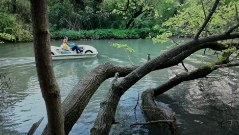 Paar-Genießt-Malerischen-Tretboot-Freizeitausflug-Auf-Dem-Fluss-Zlatna-Panega