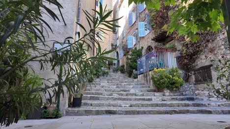 Fayence-Antigua-Ciudad-Provenzal-De-Piedra-En-Francia-Con-Encantadoras-Calles-Cuesta-Arriba-Llenas-De-Macetas