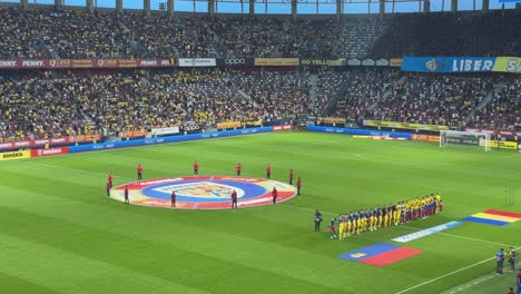 Die-Menge-Steht-Vereint-Da,-Während-Die-Rumänische-Nationalhymne-Das-Stadion-Erfüllt