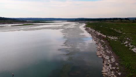 Toma-Aérea-Panorámica-Del-Lago-Canyon-Que-Refleja-Las-Nubes-En-Texas.