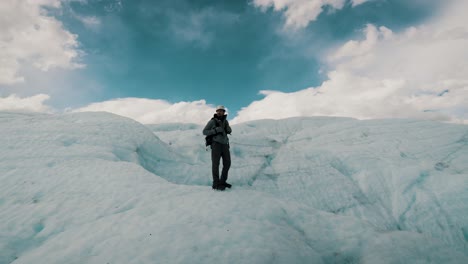 Tourist-Visiting-The-Glacier-Perito-Moreno-In-Patagonia,-Argentina---Wide-Shot