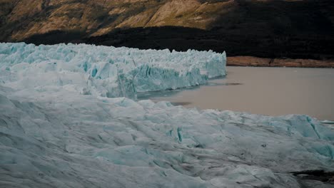 Desprendimiento-De-Hielo,-Glaciar-Perito-Moreno,-Patagonia,-Argentina---Plano-Amplio