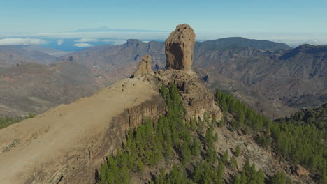 Beeindruckende-Luftaufnahme-Des-Roque-Nublo-Mit-Dem-Teide-Am-Horizont