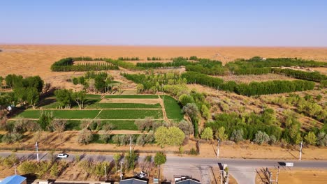 Vista-Aérea-De-Una-Colorida-Zona-Residencial-Con-Tráfico-Rodado-Adyacente-Al-Desierto-De-Tengger-En-La-Región-Autónoma-De-Mongolia-Interior,-China