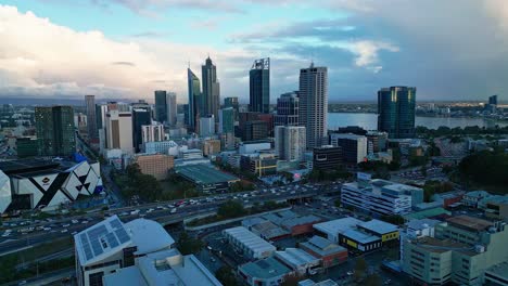 Ciudad-De-Perth-Y-Tráfico-Por-Carretera-En-Australia-Al-Atardecer---Disparo-Aéreo-De-Drones