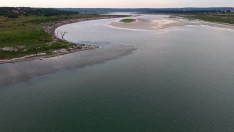 Majestätischer-Luftblick-Auf-Die-Uferlinie-Des-Canyon-Lake-Und-Die-Hügellandschaft-In-Texas