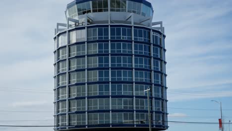 Panorámica-Lenta-Del-Hotel-Y-Restaurante-Clarion-Lakeside-Inn-En-Kenora,-Ontario