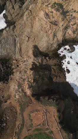 Drone-footage-in-vertical-mode-of-Punta-Cometa,-Mazunte,-Oaxaca