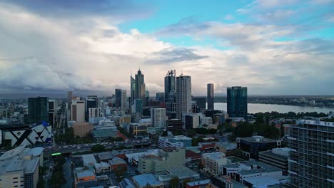 Skyline-Der-Stadt-Perth-Bei-Sonnenuntergang---Luftaufnahme-Einer-Drohne