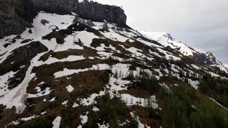 Toma-Aérea-De-Una-Montaña-Nevada-En-Los-Alpes-Suizos,-Cerca-De-La-Región-De-Diablerets.