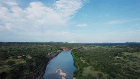 El-Río-Llano-En-Las-Afueras-De-Mason,-Texas,-En-La-Región-Montañosa.