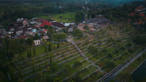 Famoso-Monumento-Indonesio,-Taman-Sukasada,-Pintoresco-Refugio,-Aéreo