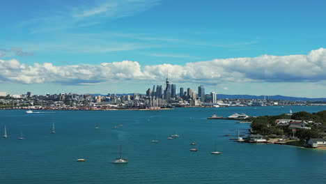 Auckland,-Nueva-Zelanda,-Horizonte-De-La-Ciudad-Durante-El-Día---Revelación-Aérea-De-Retroceso