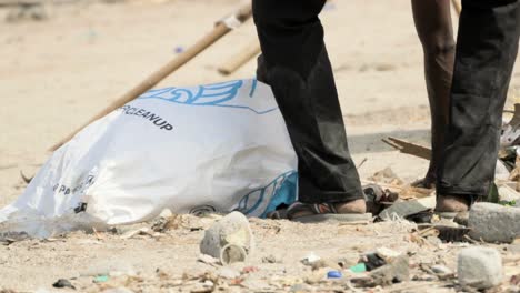 Mann-Sammelt-Plastikmüll-In-Carter-Road-Beach-Mumbai-Indien-Nahaufnahme