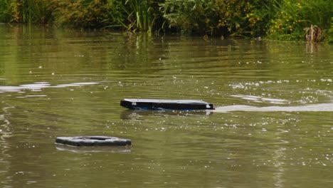 Un-Barco-Solar-Casero-Controlado-Por-Radio-Navega-Y-Da-Vueltas-En-Un-Estanque.