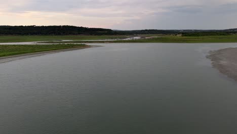 Luftaufnahme-Eines-Sanften-Fluges-über-Dem-Canyon-Lake,-Der-Die-Texanische-Landschaft-Mit-Bunten-Wolken-Im-Hintergrund-Zeigt