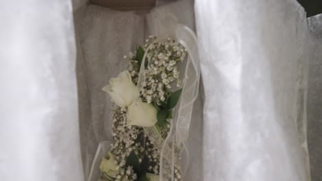 Blumenkronen-In-Ihrer-Individuellen-Box-Vor-Der-Hochzeit