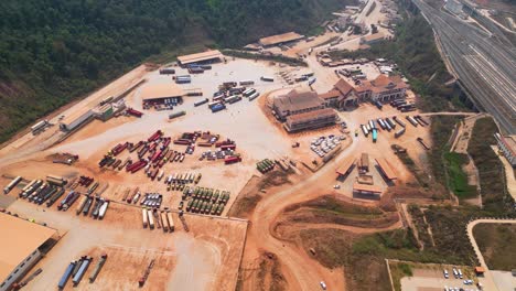 Toma-Aérea-Del-Centro-De-Transporte-Y-Comercio-En-Laos,-Boten,-Nateuy