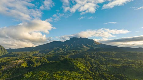 Luftbild-Im-Zeitraffer-Der-Wolken-über-Dem-Vulkan-Calbuco