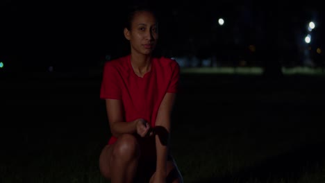 Por-La-Noche,-Una-Joven-En-Bikini-Tiene-Una-Pelota-De-Fútbol-En-La-Mano.